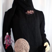 Veste féérique noire et rose pâle: vue de devant avec capuche relevée