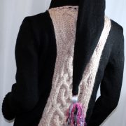 Veste féérique noire et rose pâle: vue de dos avec capuche relevée